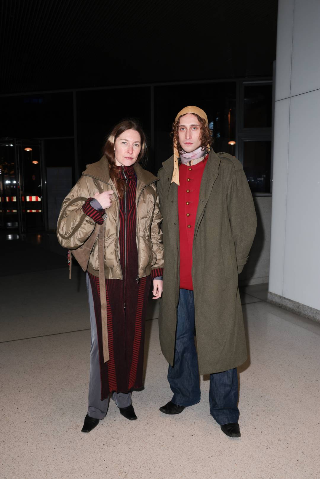 La designer Marie Lüder (a sinistra) e il modello David Varhegyi alla sfilata FW26 di Sia Arnika