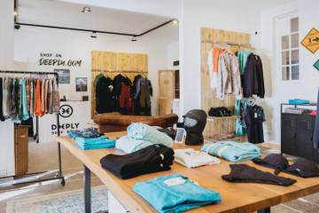 Le label surf Deeply ouvre deux points de vente en France