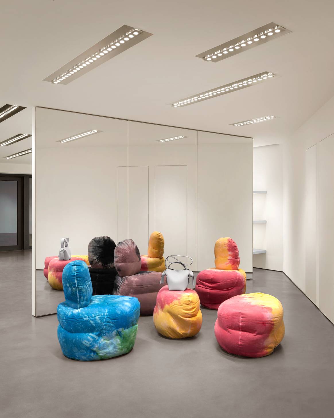 "Blobs" bei Acne Studios in Hamburg. Foto: Acne Studios