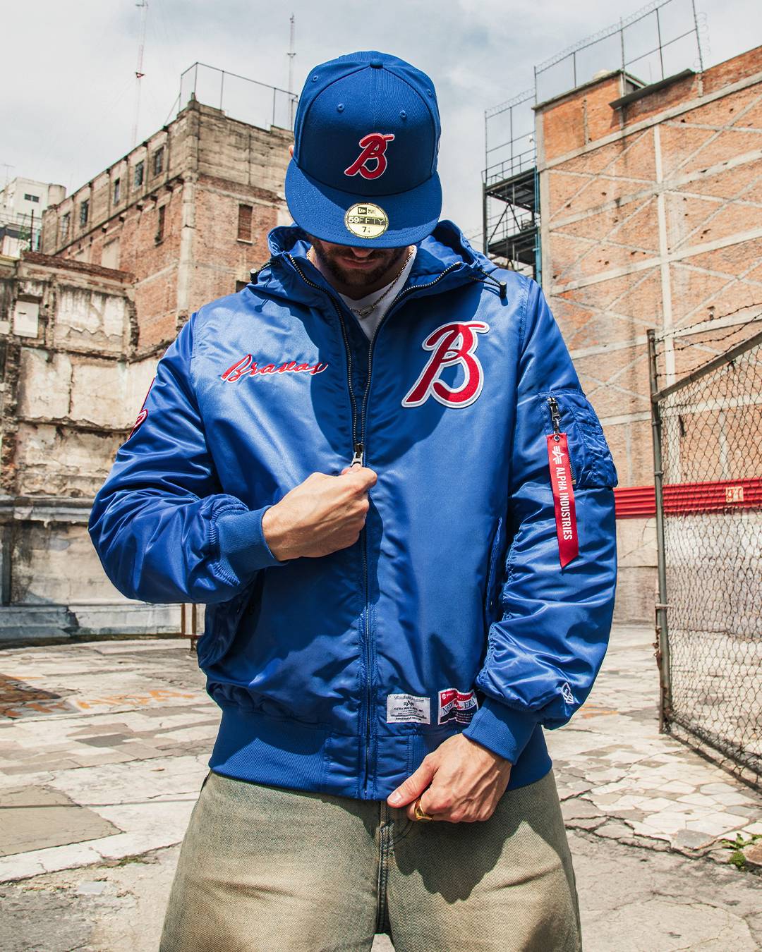Cada look combina los colores, el logo y el nombre del equipo de béisbol.