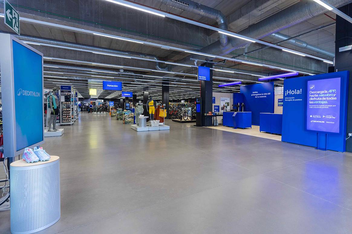 Interior de una tienda de Decathlon con el nuevo concepto de tienda desarrollado por la cadena deportiva.