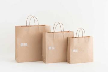 Магазины Uniqlo начнут переходить на экологичные бумажные пакеты во всех регионах России