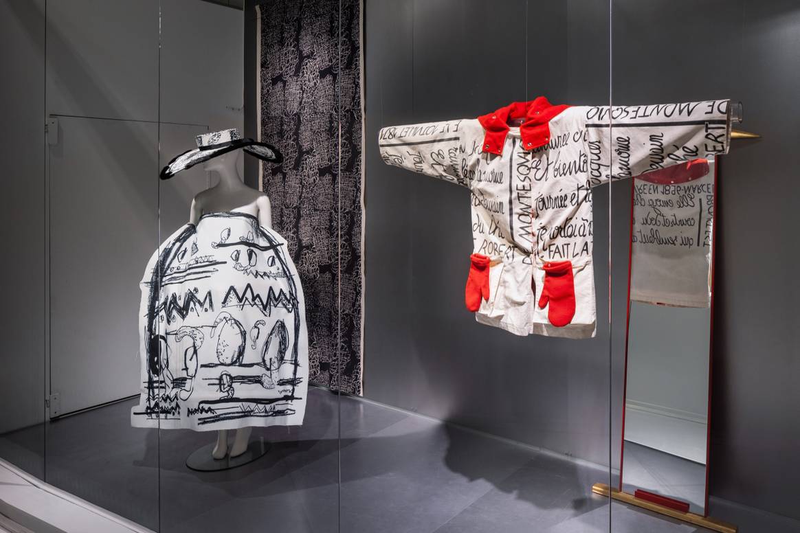 Ausstellungsansicht: Exponate von Margret Hildebrand, Edda Gimnes und Manuel Vadillo, sowie Jean-Charles de Castelbajac; Museum für Kunst und Gewerbe | Foto: Henning Rogge