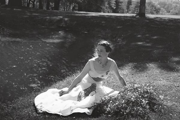 Un omaggio all’eredità di Elsa Schiaparelli attraverso le opere di oltre cinquanta artisti britannici