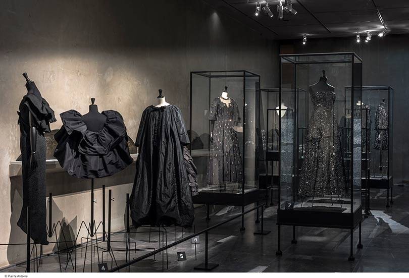 Sneak Peak: Die Balenciaga-Retrospektive ‚Balenciaga, l’Oeuvre au Noir'