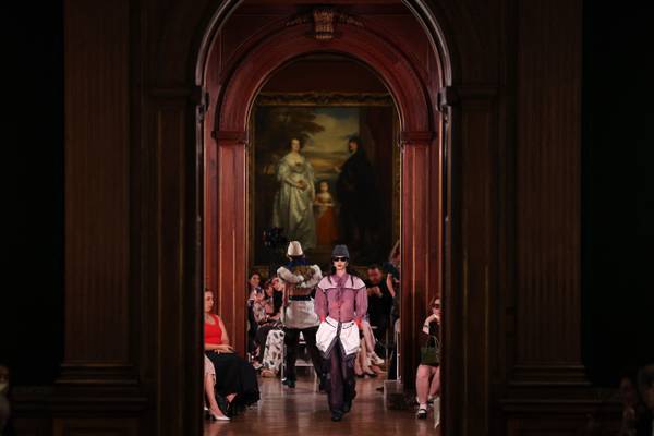Louis Vuitton mescola volant, pelle stile biker e pop art in una sfilata stellare a New York