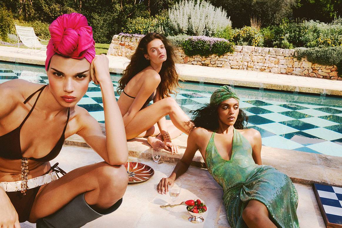 Photography from the camp of the collection capsule “The House of Marisa Berenson”, designed by Marisa Berenson for Zara.