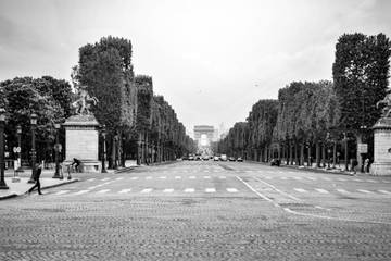 Luxusläden drängen sich vor Olympia auf Pariser Champs-Élysées