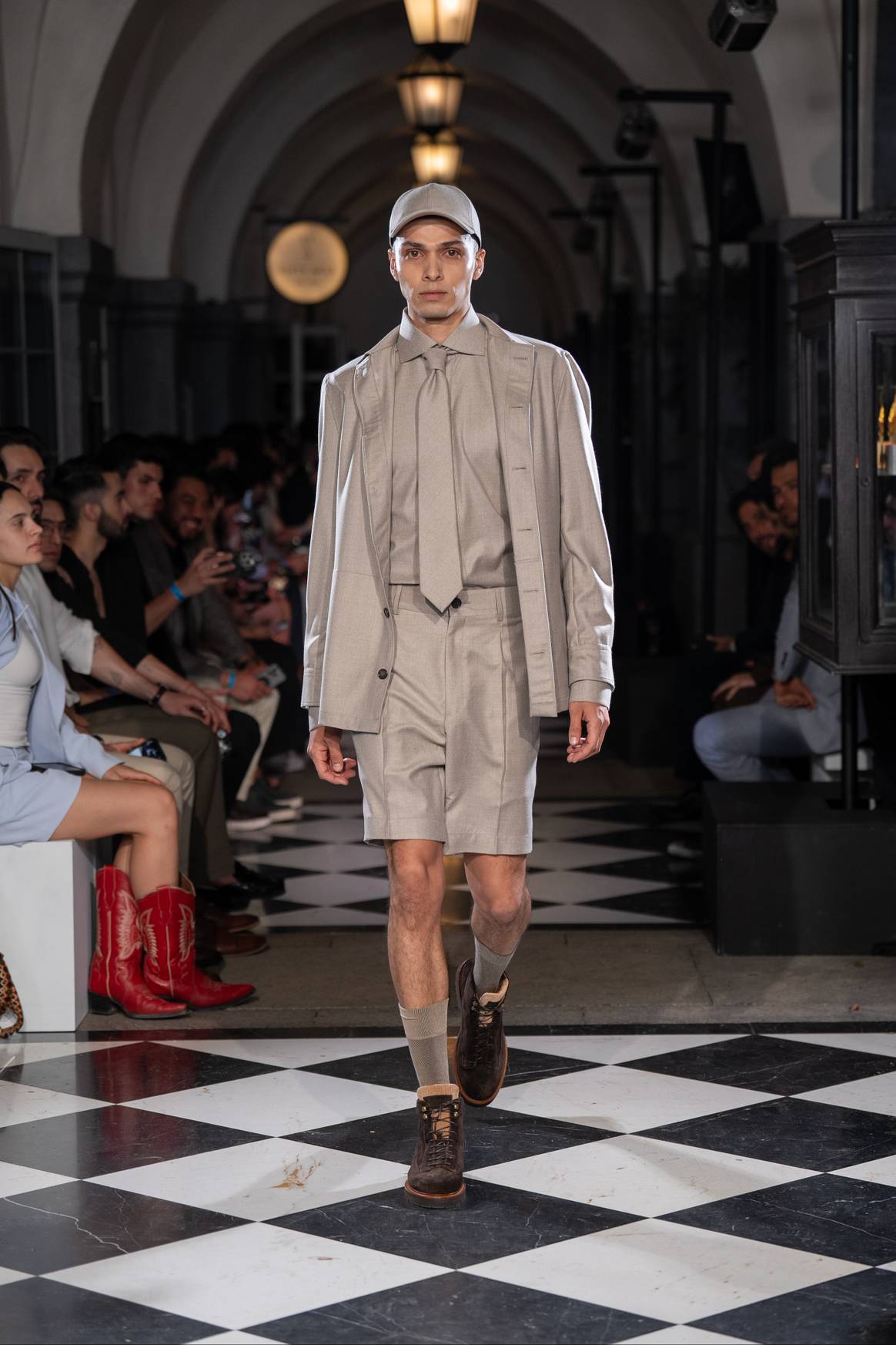 La marca presentó el uso de bermudas con trajes tradicionales en looks monocromáticos.