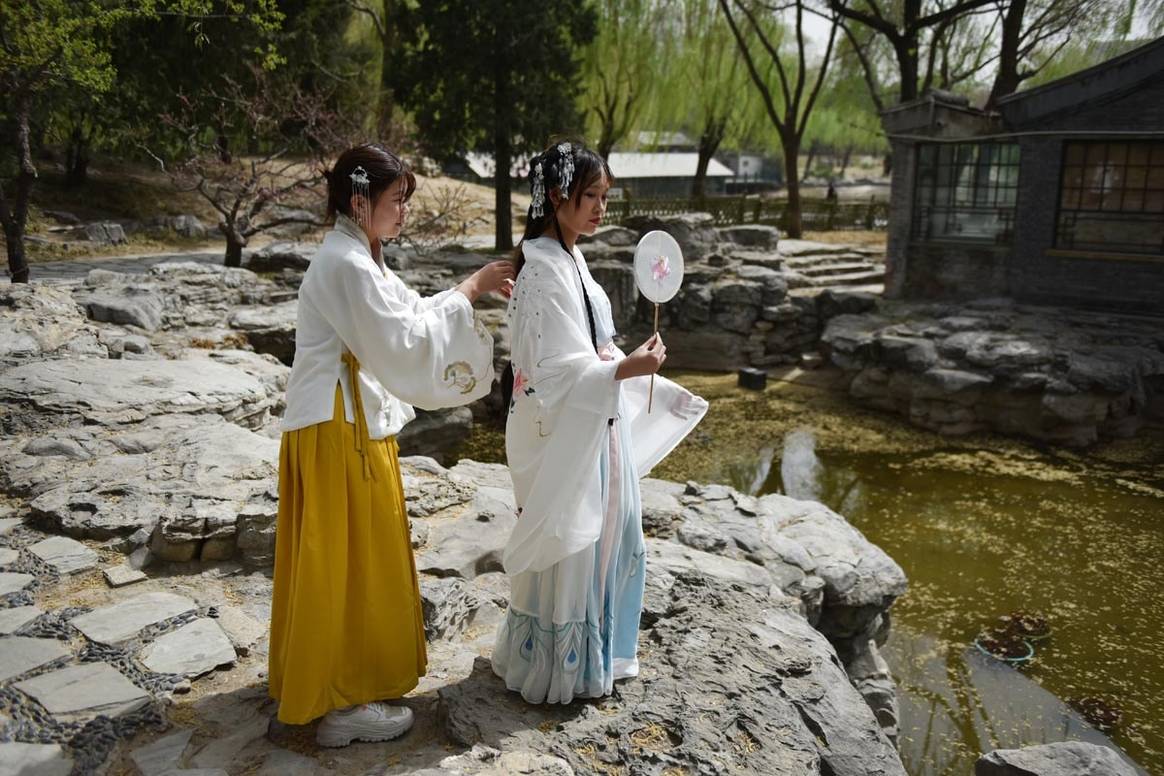 Chine : la résurgence du « hanfu », l'habit traditionnel chinois