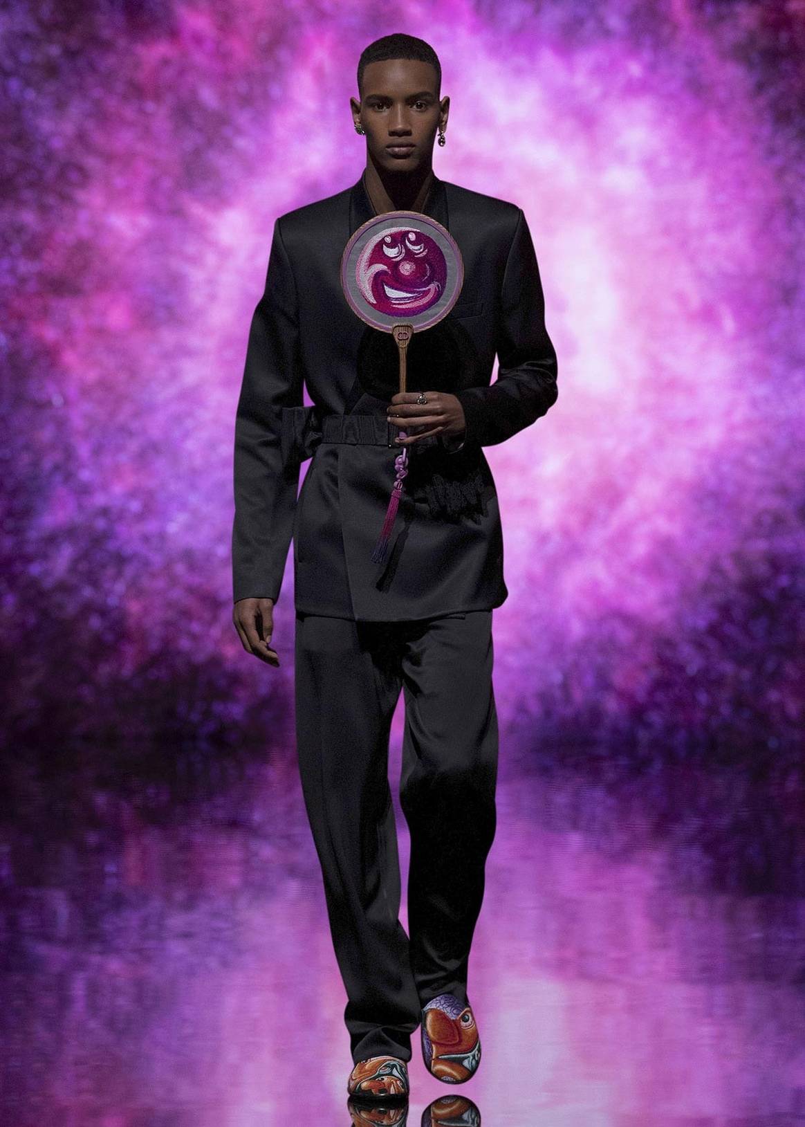 Dior ahonda en la frontera de lo virtual y de lo físico con una colección junto al artista Kenny Scharf