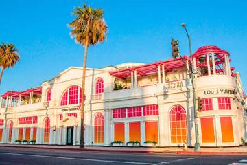 De Rei Kawakubo a Zaha Hadid: Louis Vuitton exhibe 160 años de colaboraciones en Beverly Hills