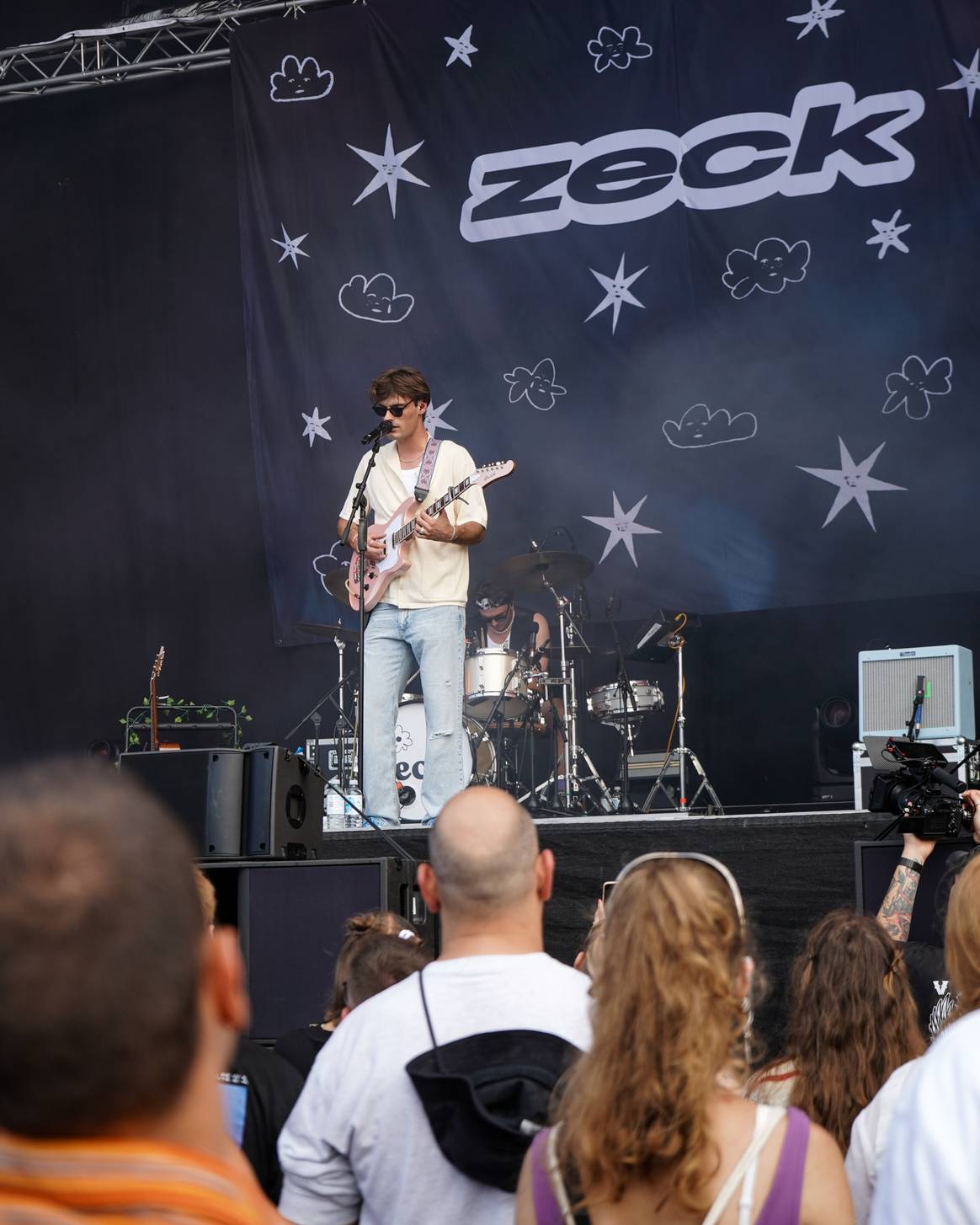 Musiker Zeck beim MS Dockville im Drykorn-Look