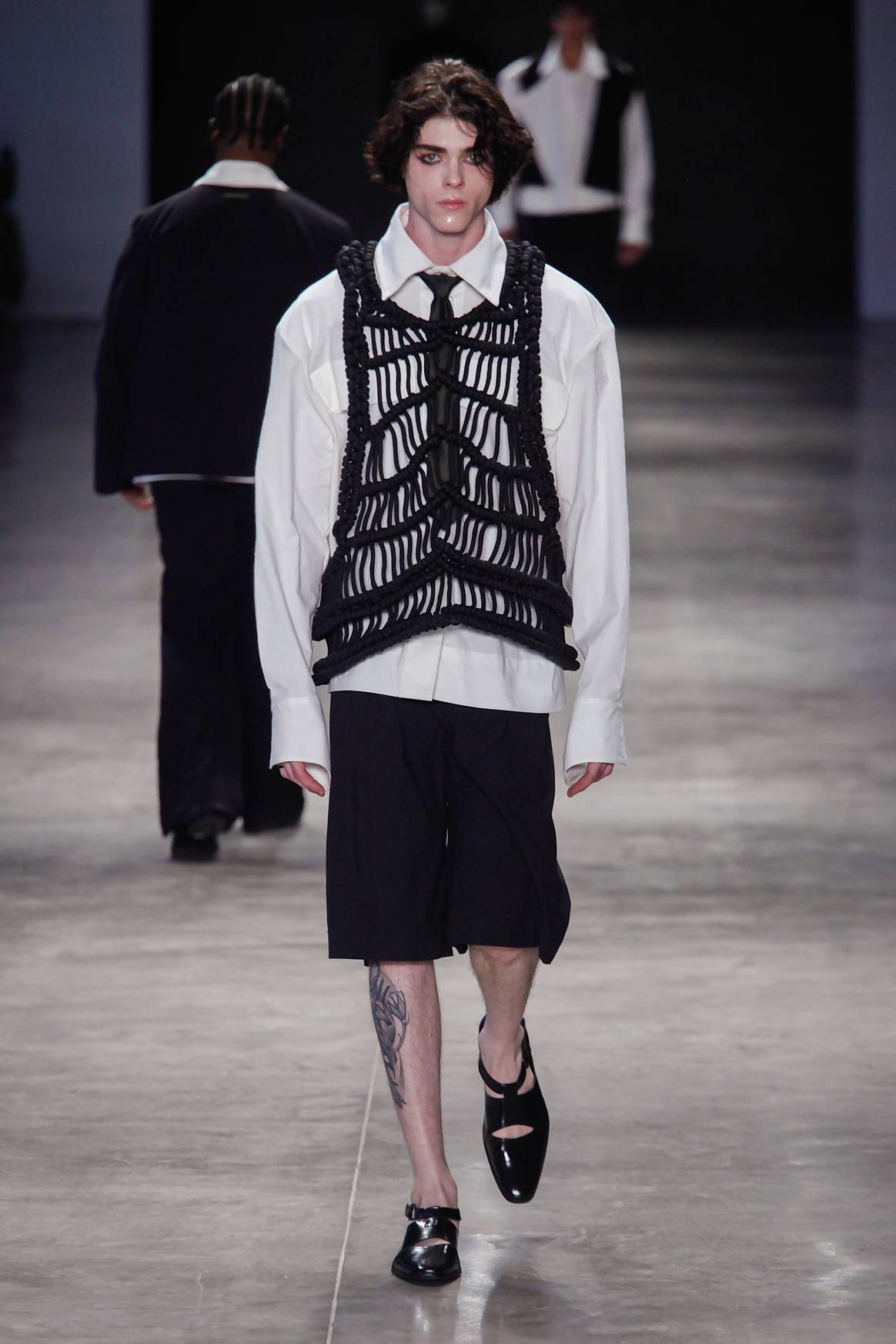 El chaleco de macramé aporta un toque original a la sastrería de Rafael Caetano