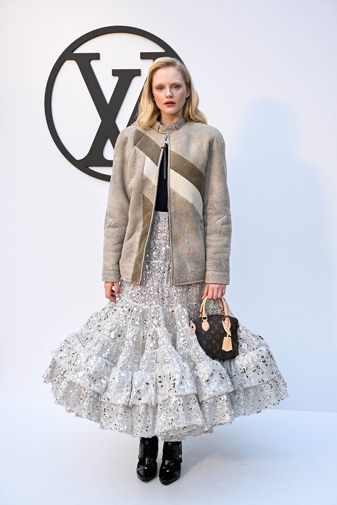 Emma Laird, a su llegada al desfile de Louis Vuitton en Barcelona.