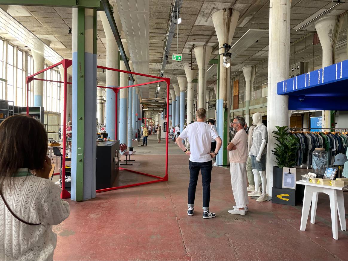 Een van de rode frames geplaatst in de beurshal.