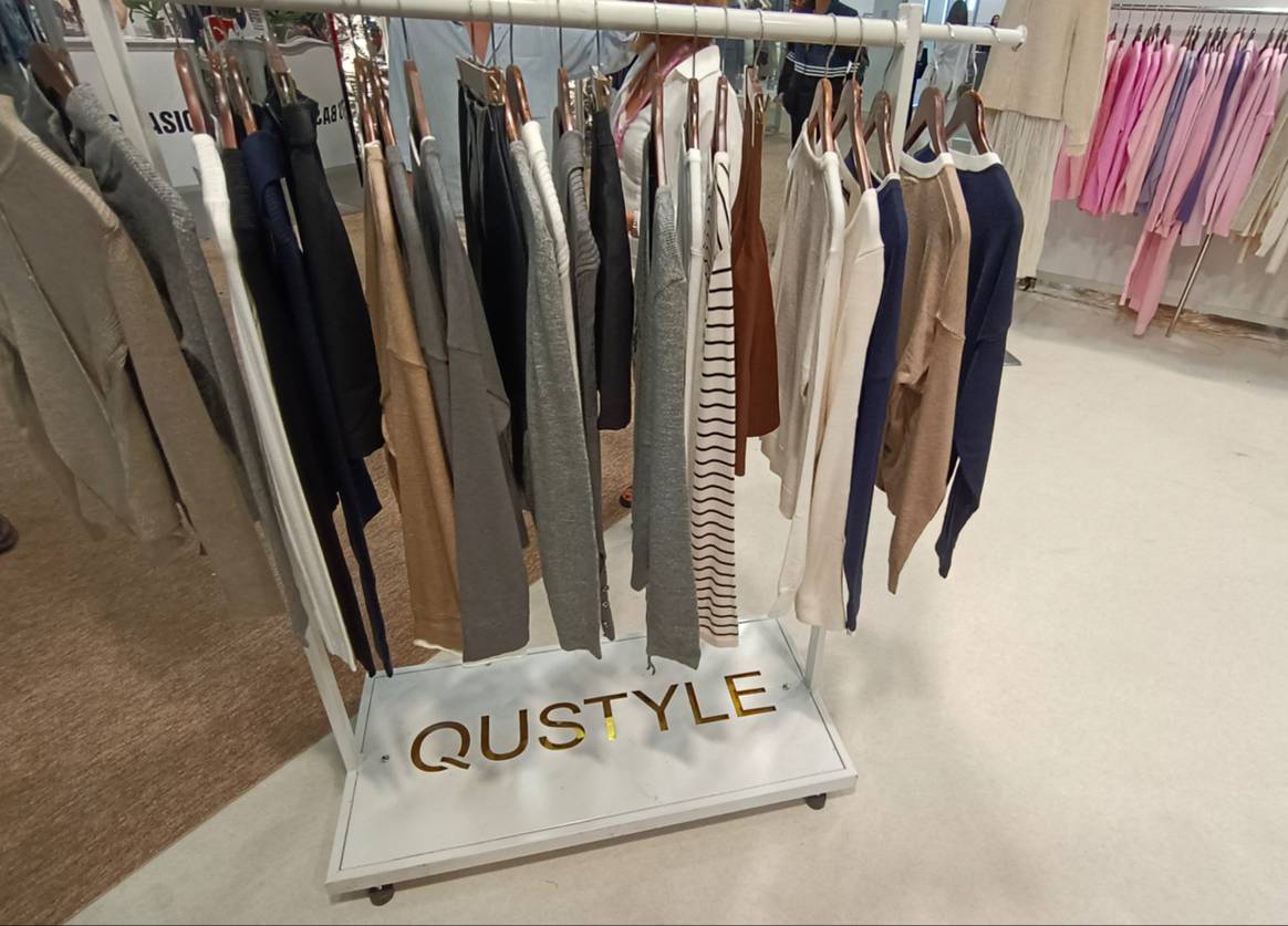 Knitwear by QuStyle.