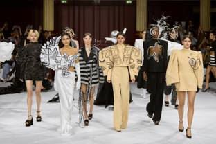 Juana Martín da vida al Guernica con su propuesta de Alta Costura FW23