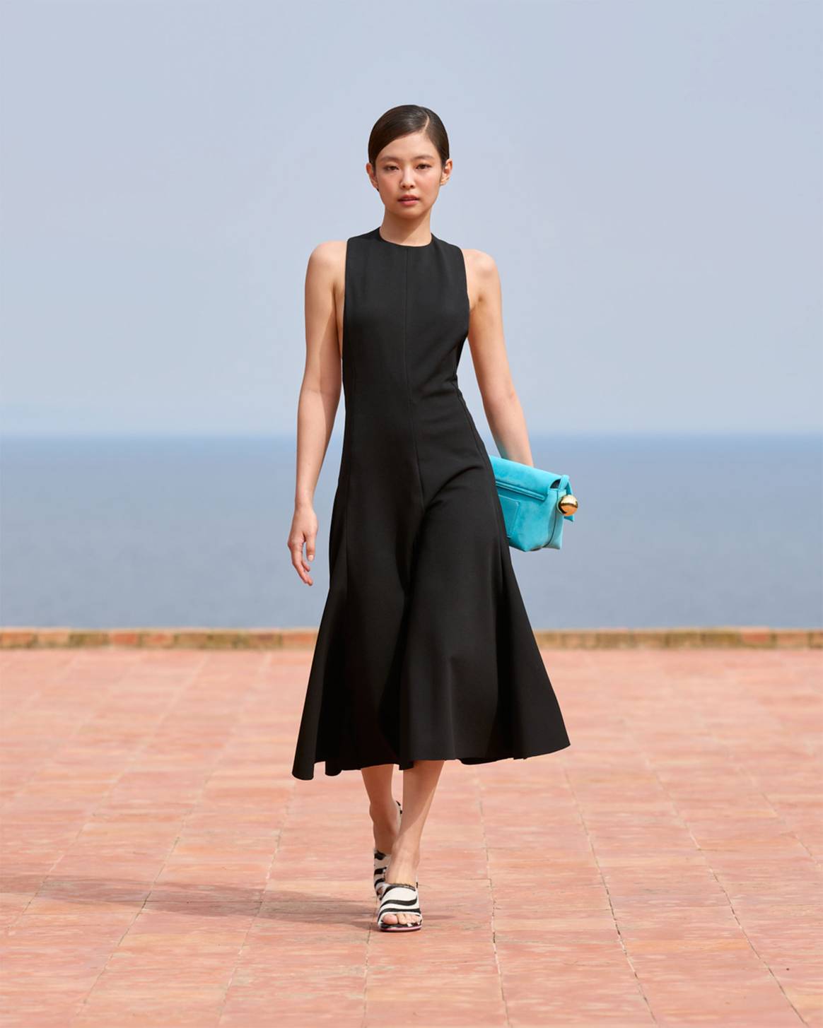 Jenny (BlackPink) défile pour Jacquemus à la Casa Malaparte