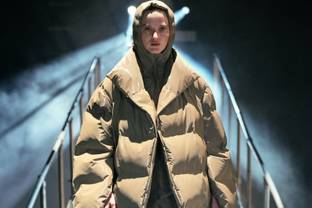 Vídeo: Rains Primavera/Verano 2022 en la CPHFW