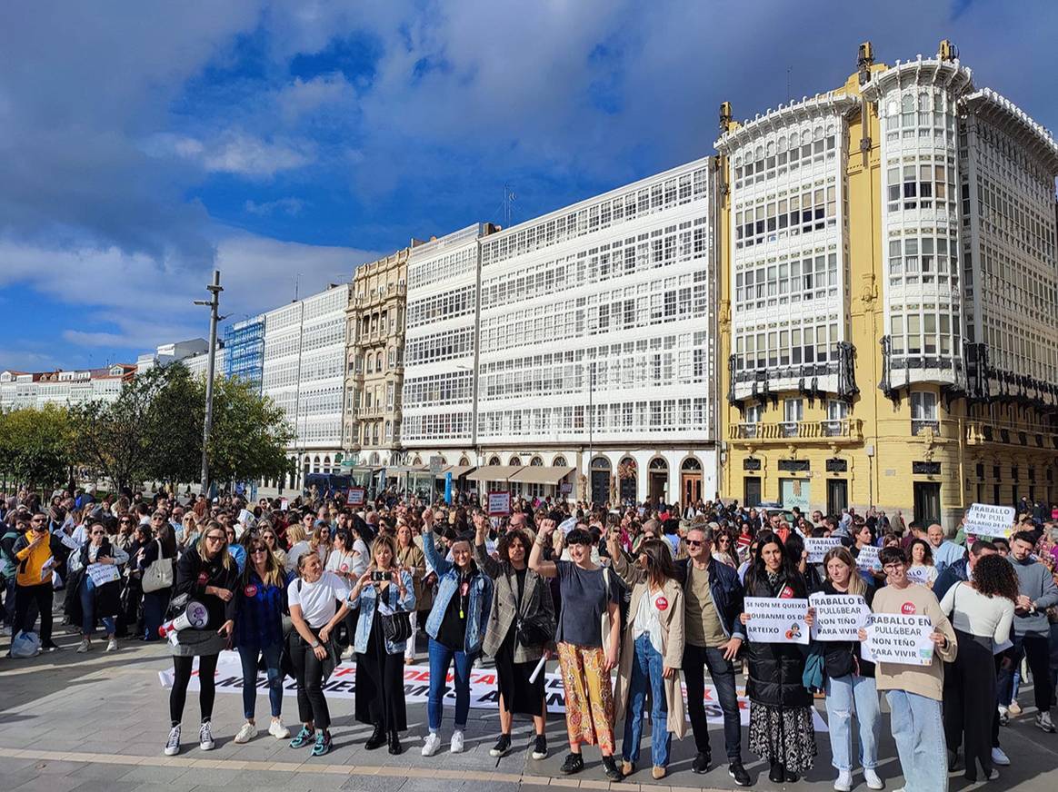 Photo Credits: Manifestación en La Coruña (Galicia) de las dependientas y de los trabajadores en tienda de Inditex. Confederación Intersindical Galega, página oficial.