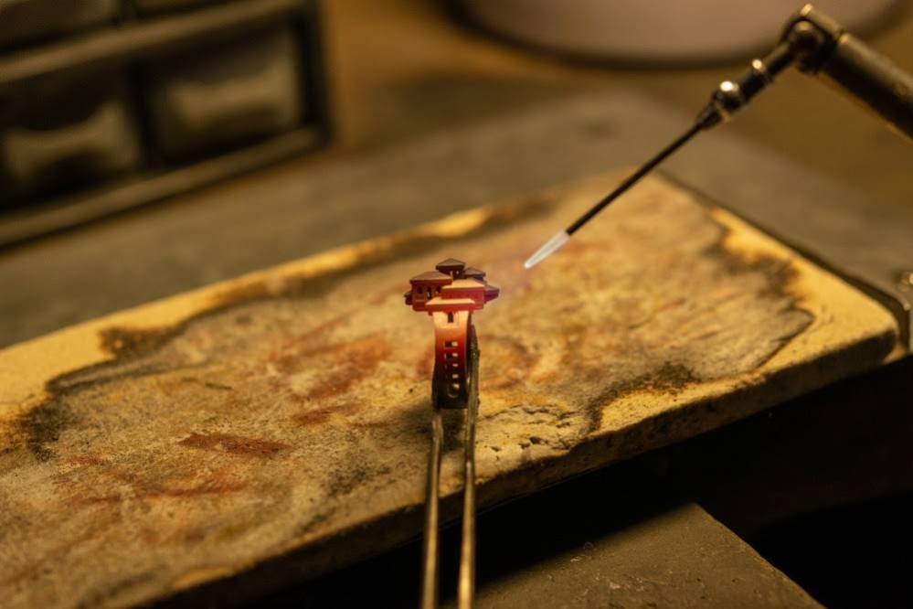 Dans les ateliers Tournaire à Montbrison, les artisans joailliers spécialisés réalisent toutes les étapes de production en interne.