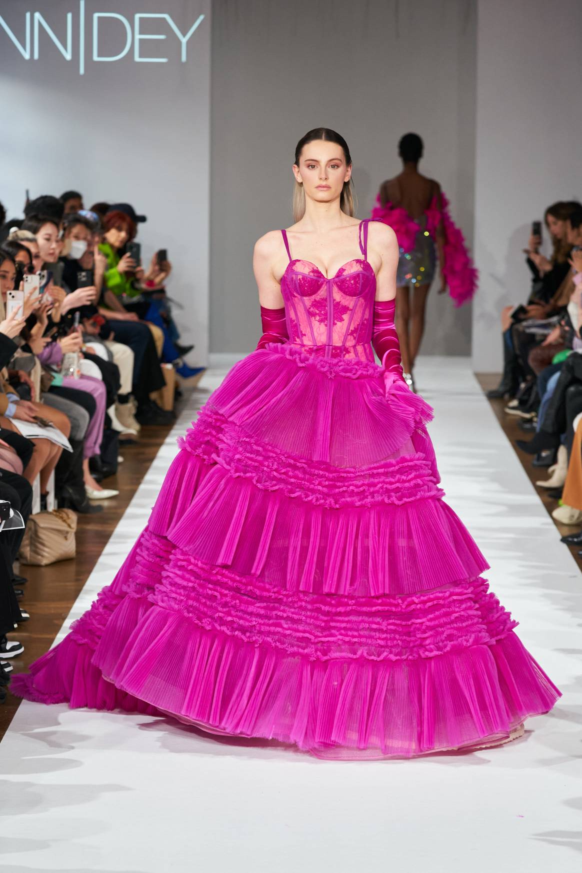 Rosa mexicano en la pasarela.