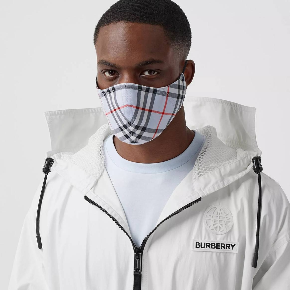 Mascarillas a partir de retales: Burberry lanza una colección sostenible y solidaria