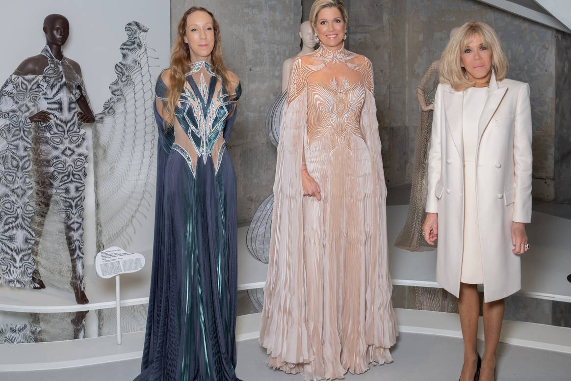 Iris van Herpen, koningin Maxima, en Brigitte Macron Crédits: Musée des Arts Décoratifs