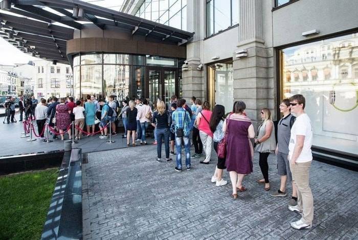 Продажи Apple Watch стартовали в России: очереди в ЦУМе