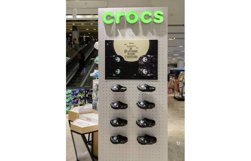 Crocs открыл концептуальный магазин в универмаге «Цветной»