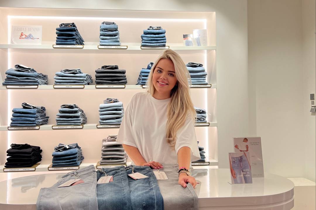 Tessa Verwoert bij de Friday Denim-hoek in de winkel.