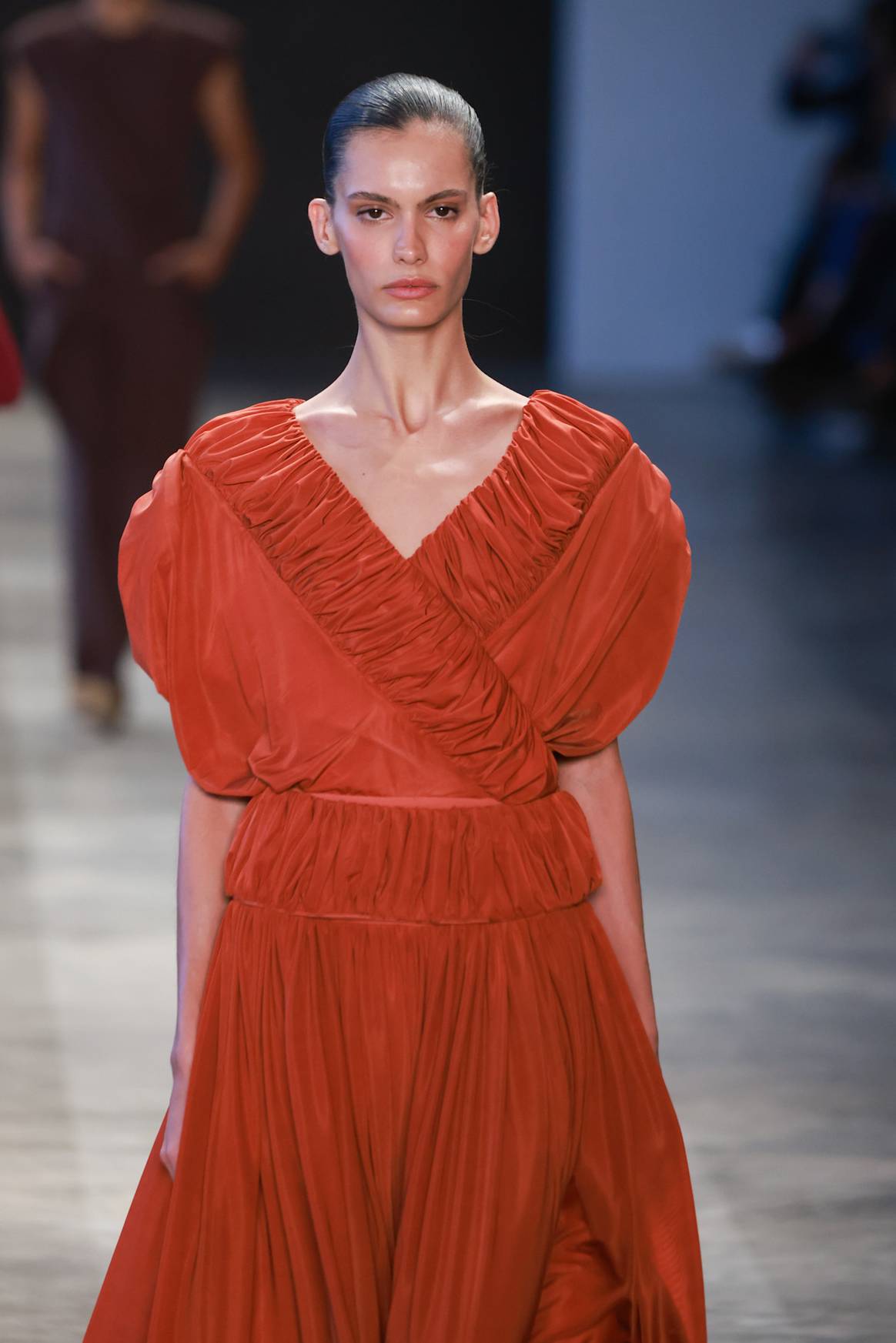 Weider Silverio presentó detalles fruncidos en el conjunto de falda y blusa