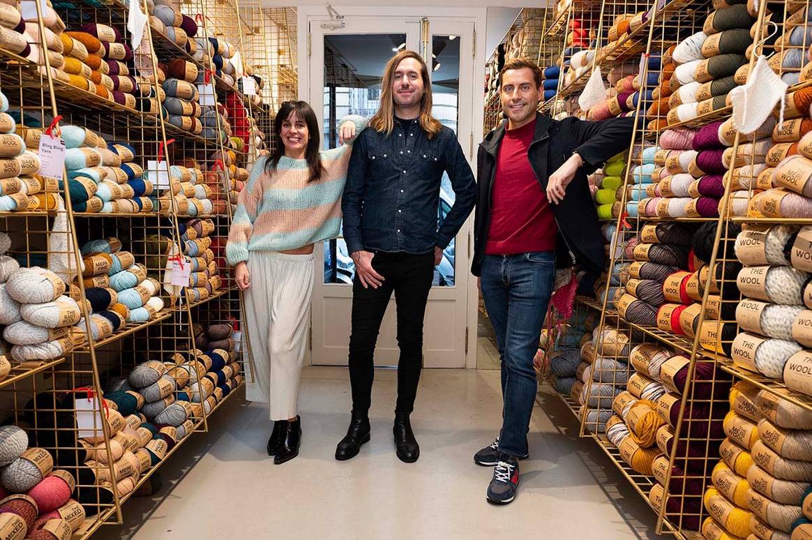 Photo Credits: Pablo Fernández junto a Pepita Marín y Alberto Bravo, fundadores de We Are Knitters. Fotografía de cortesía.