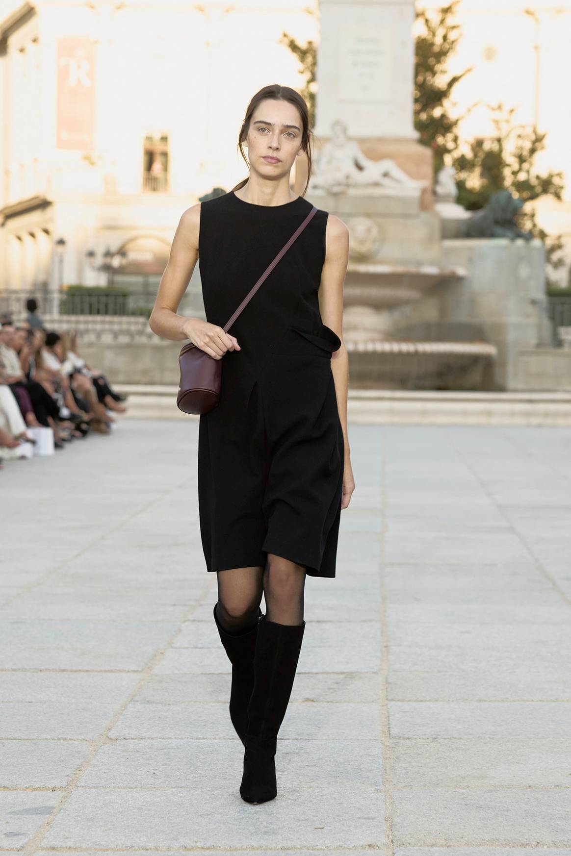 Diseño de Devota & Lomba. Desfile inaugural de Madrid es Moda en la plaza de Oriente de Madrid, el sábado 13 de septiembre de 2025.
