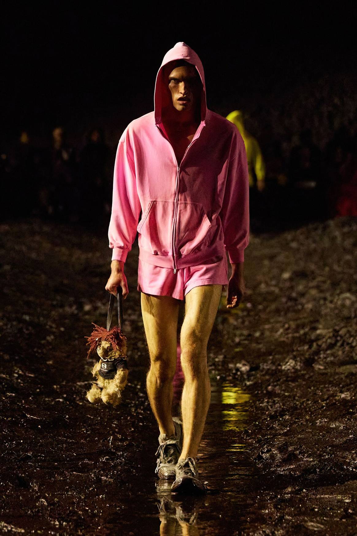 Photo Credits: Balenciaga, desfile de presentación de la colección prêt-à-porter para hombre y mujer para Verano 2023.