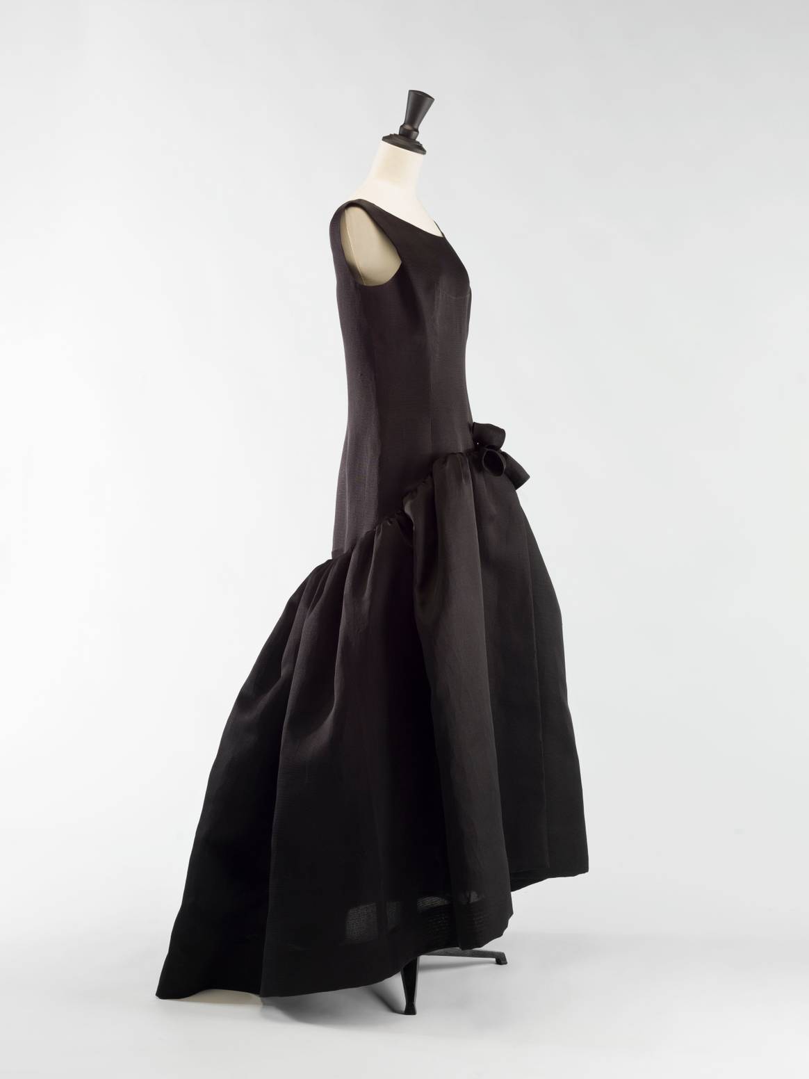 Cristóbal Balenciaga, Abendkleid aus schwarzem Gazar, Winter 1963. Bild: Palais Galliera/ Julien Vidal / Galliera / Roger-Viollet