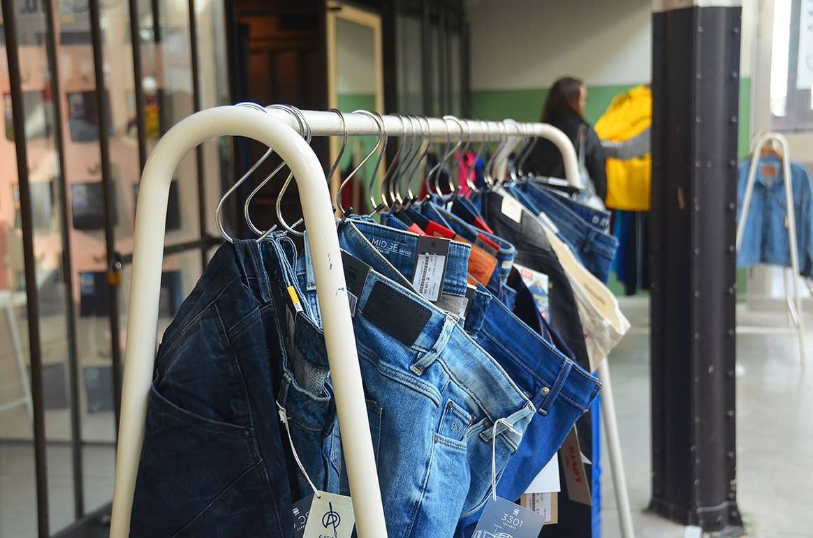 Wie verkauft man Jeans richtig: Fünf Tipps für Ladenmitarbeiter