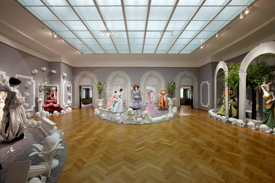 Haute Couture: Voici Paris tentoonstelling uit 2010. Beeld via: Kunstmuseum