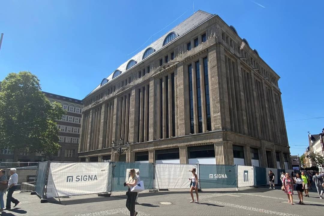Signa-Bauzaun um zukünftigen Standort der KaDeWe Group im Carsch-Haus