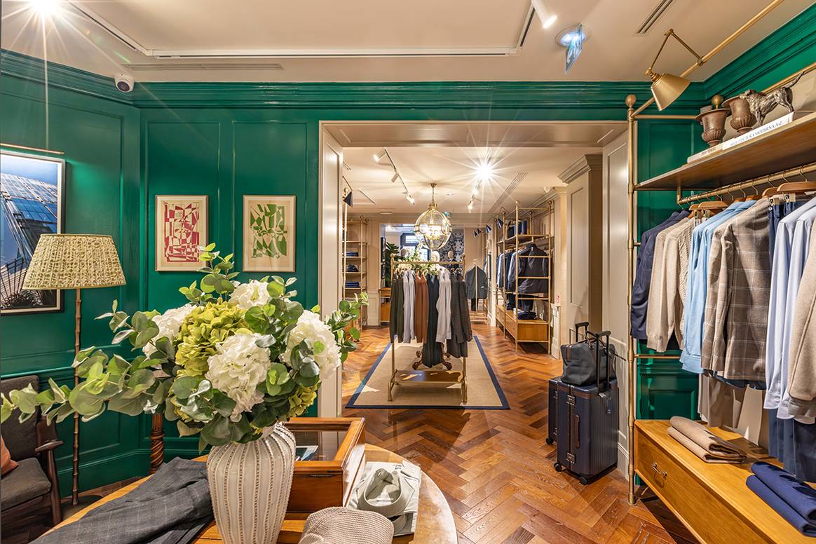 Tienda de Hackett en el úmero 24 de la rue Marbeuf de París (Francia).