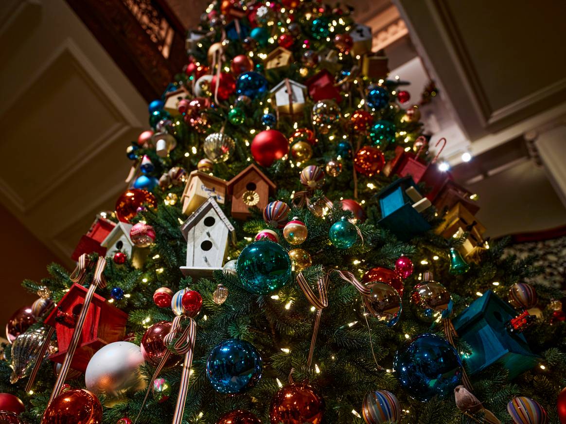 Claridge's Weihnachtsbaum 2024, gestaltet von Paul Smith