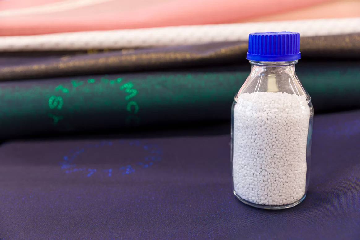Photo Credits: El antes y el después de los tejidos de nailon y poliéster, una vez sometidos al proceso de reciclaje patentado de PEI y convertidos en el nuevo material reutilizable. Protein Evolution, fotografía de cortesía.