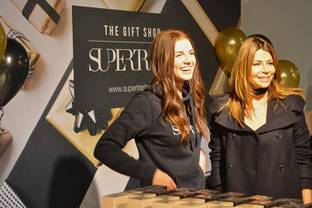 Video: Supertrash Gift Shop opent haar deuren op Amsterdam CS