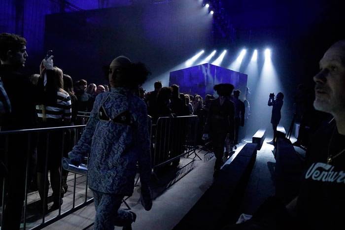 Maison the Faux houdt spiegel voor aan publiek Amsterdam Fashion Week