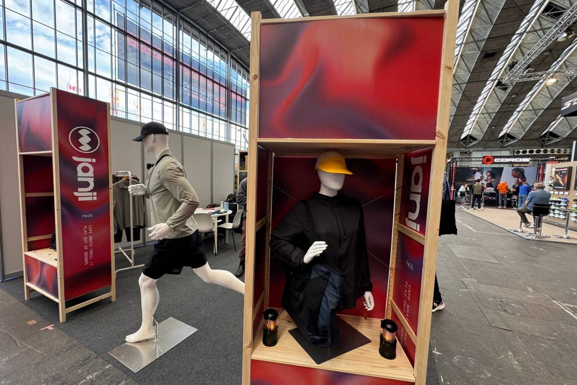 Marken präsentieren sich an offenen Ständen bei der IRX