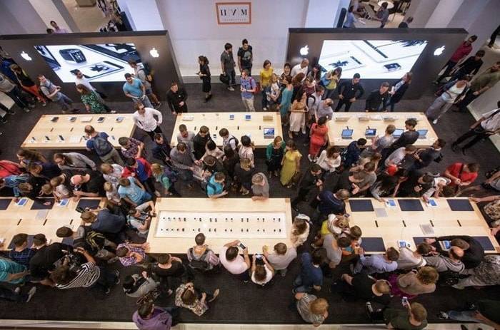Продажи Apple Watch стартовали в России: очереди в ЦУМе