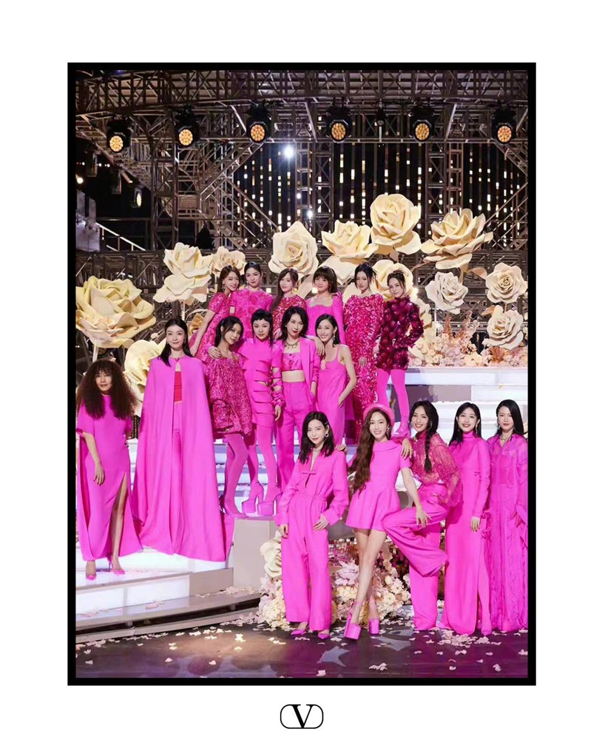 Photo Credits: Finalistas del reality “Sisters Who Makes Waves” vestidas de Valentino. Valentino, página oficial de Facebook.