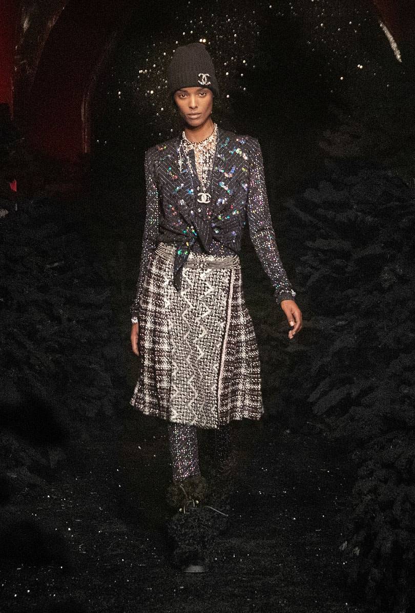Chanel rinde homenaje a Stella Tennant con un desfile “chic” en el icónico Castel de París