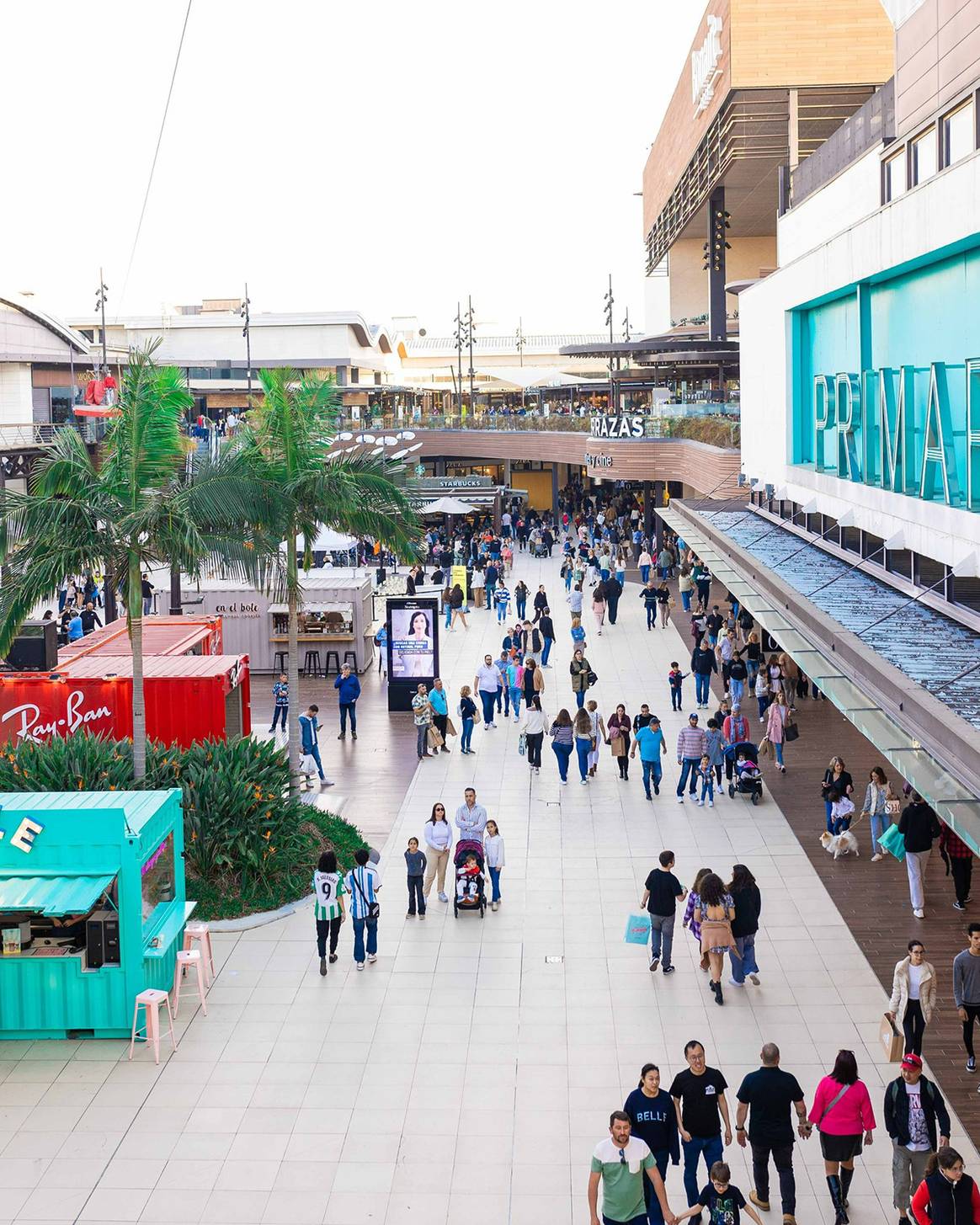 Plaza central del centro comercial Bonaire de Aldaia (Valencia) en una imagen de archivo previa al paso de la DANA que afectó a la zona sur del área metropolitana de Valencia el 29 de octubre de 2024.